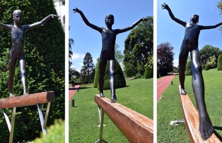 Trois photos réalisées à des distances différentes de « La Gymnaste », de John Robinson (1993), sculpture du parc du musée olympique